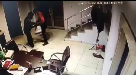 Girdikleri iş yerinin ışıklarını yakarak soydular