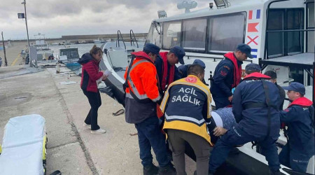 Gökçeada'da rahatsızlanan vatandaş tahliye edildi