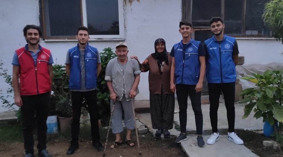 Gönüllü gençlerden yaşlılara ziyaret