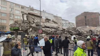 Güngören'de kentsel dönüşüm kapsamında yıkımı yapılan bina çöktü