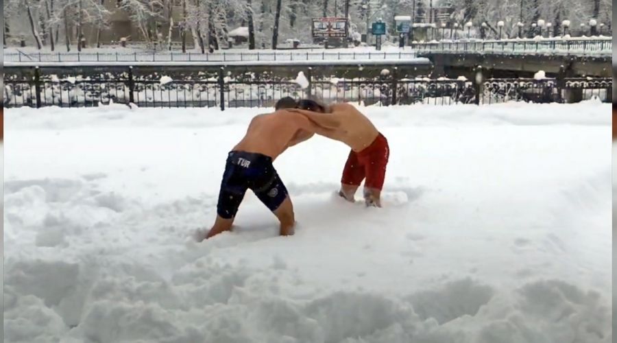 Güreşçiler kar üzerinde güreş tuttu