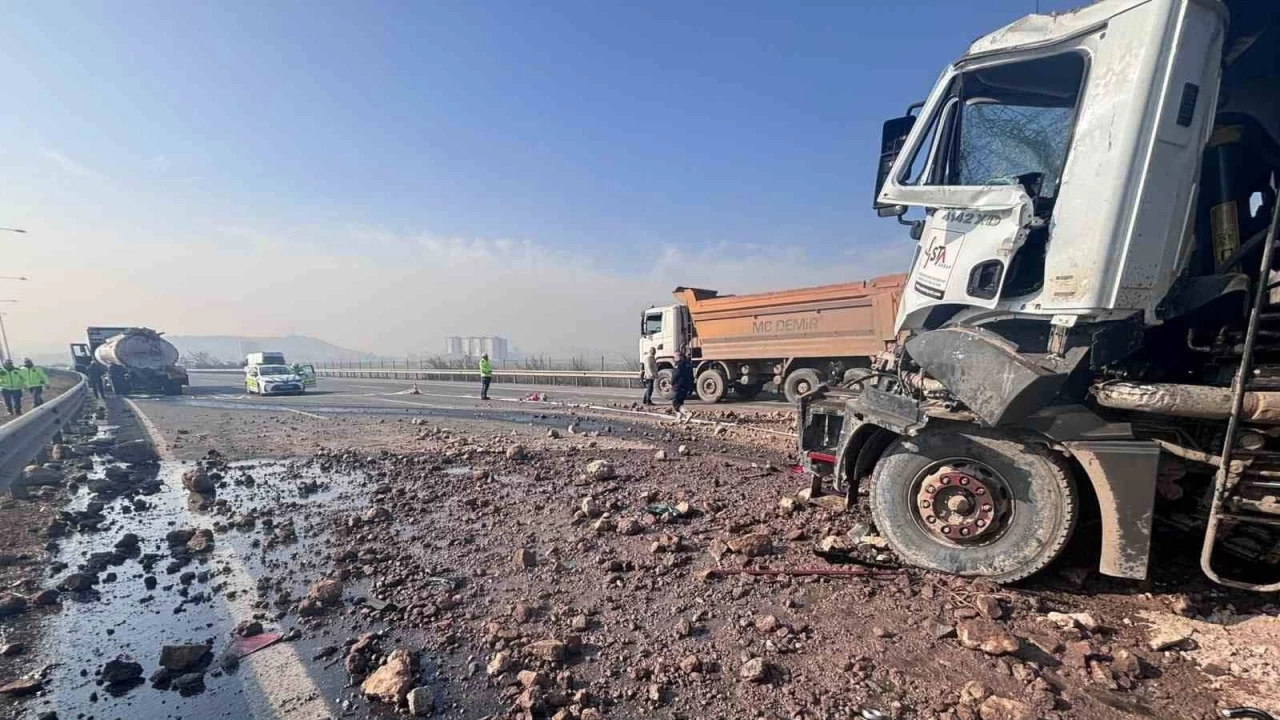 Hafriyat kamyonu akaryak�t y�kl� t�ra �arpt�