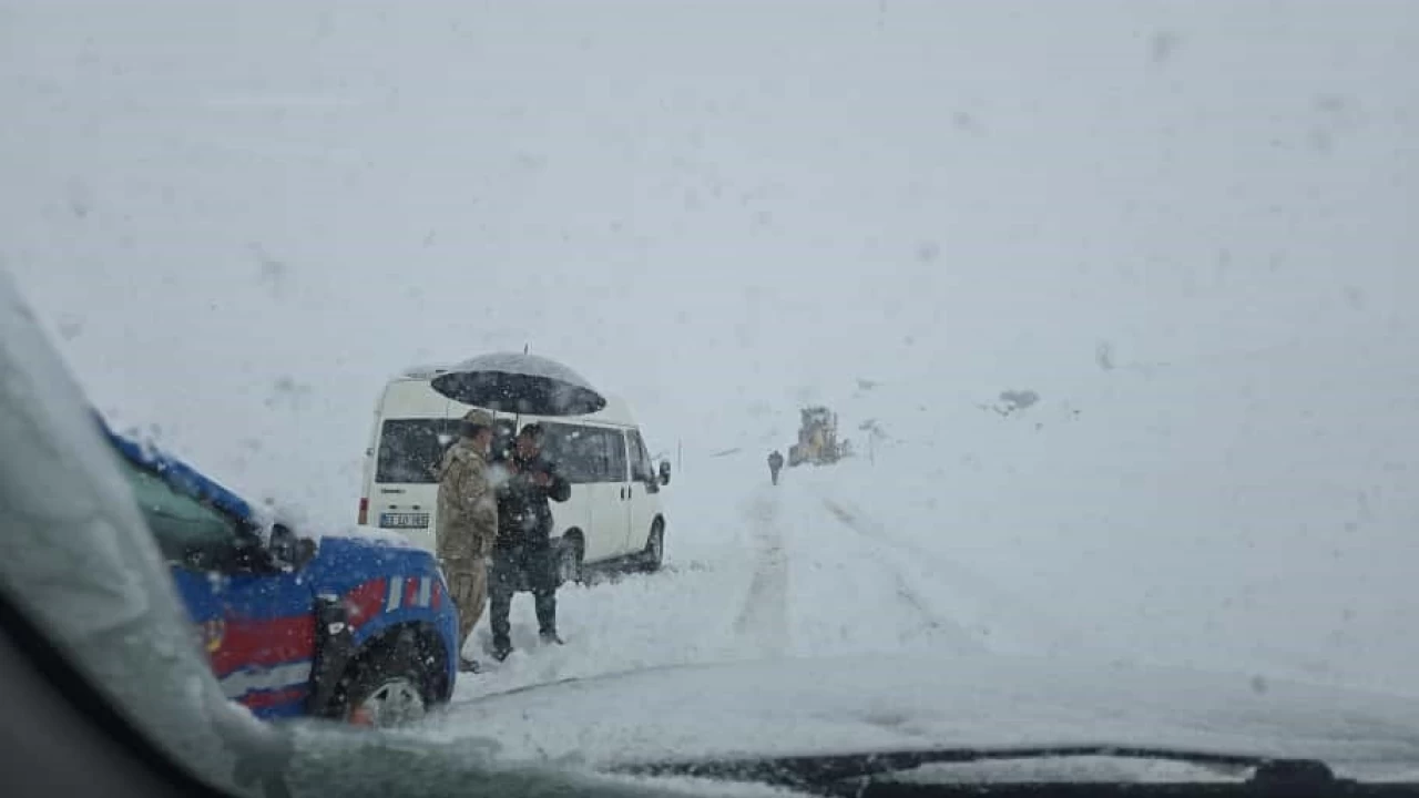 Hakkari'de 2600 rakımlı bölgede karda mahsur kalan yolcuları belediye ekibi kurtardı