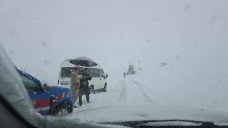 Hakkari'de 2600 rakımlı bölgede karda mahsur kalan yolcuları belediye ekibi kurtardı