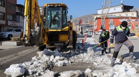 Hakkari'de buzla mücadele çalışması