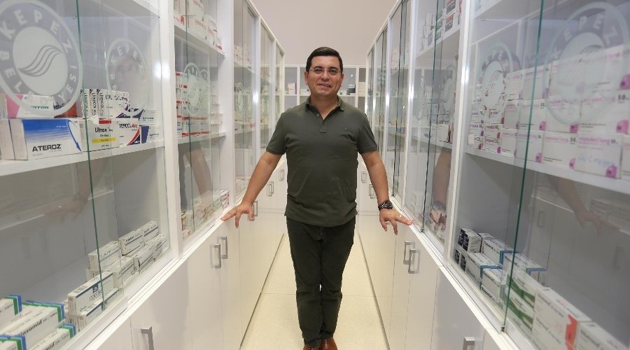 Halk Eczanesi 7 yıldır ihtiyaç sahiplerine ücretsiz ilaç veriyor