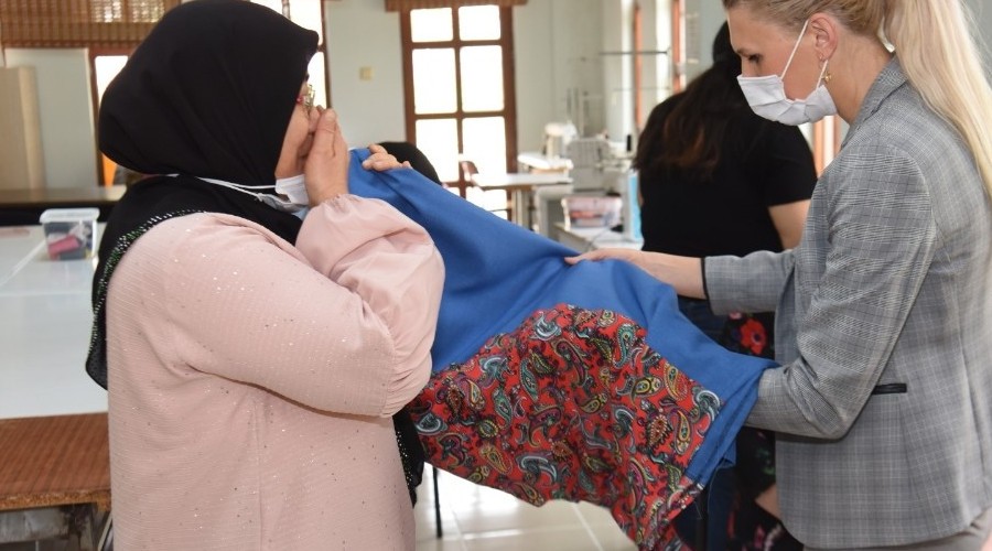 Han�mlar h�nerlerini diki� kurslar�nda sergiliyor