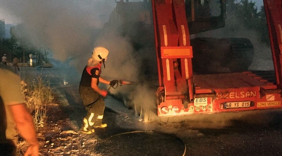 Hareket halindeki t�r alev ald�