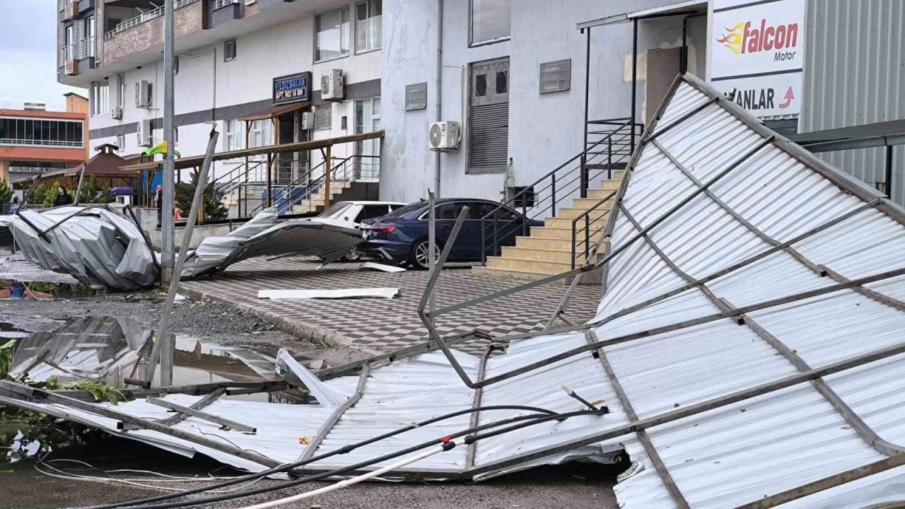 Hatay'da fırtınada uçan çatı 2 araca zarar verdi