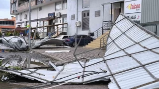 Hatay'da frtnada uan at 2 araca zarar verdi