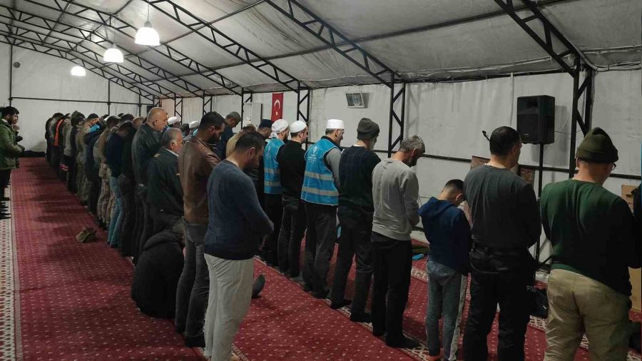 Hatay'da ilk teravih namaz� k�l�nd�