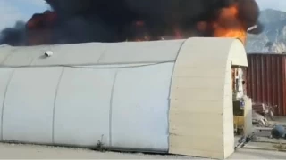 Hatay'da konteyner kentte yangın: 4 konteyner yandı
