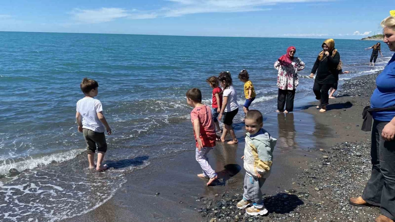 Hayatlarında ilk kez denizi görüp ayaklarını suya soktular