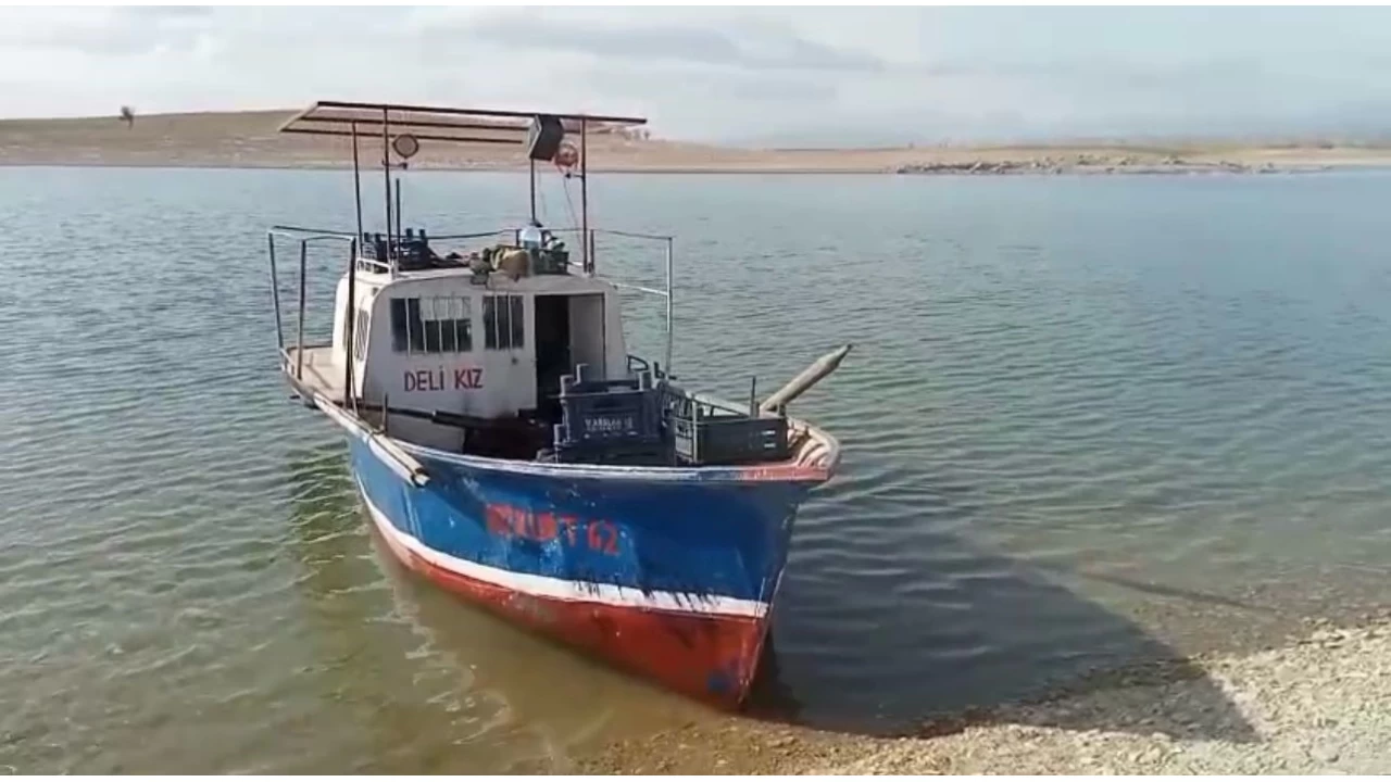 İç sularda balık avı yasağı başladı, tekneler karaya çekildi