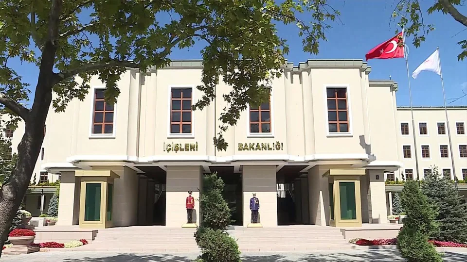 ��i�leri Bakanl���nca 4 belediye ba�kan� ve bir belediye ba�kan vekili g�revden uzakla�t�r�ld�