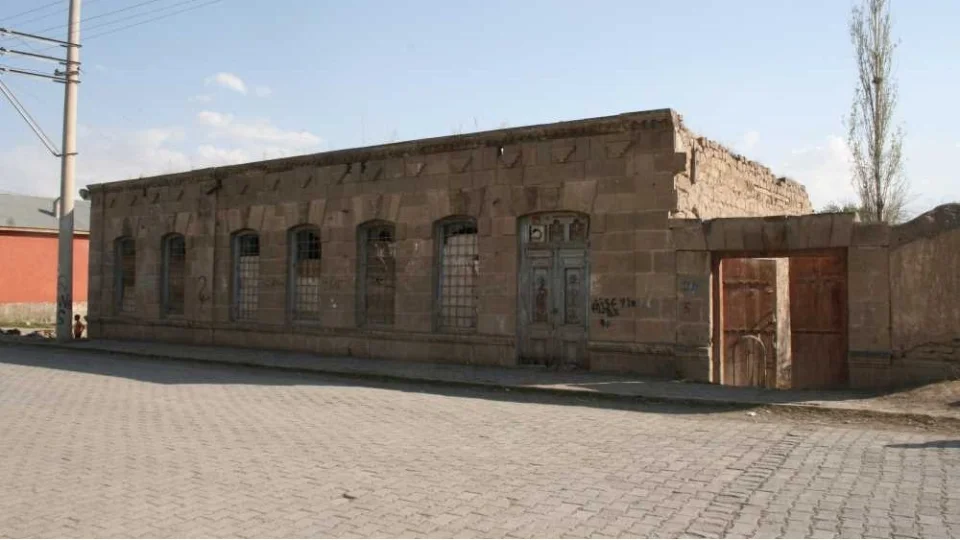 I�d�r Ta� Bina: Cumhuriyetin ilk y�llar�ndan g�n�m�ze