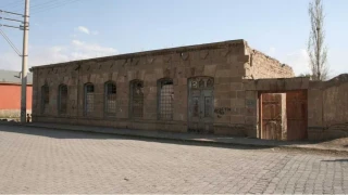 I�d�r Ta� Bina: Cumhuriyetin ilk y�llar�ndan g�n�m�ze