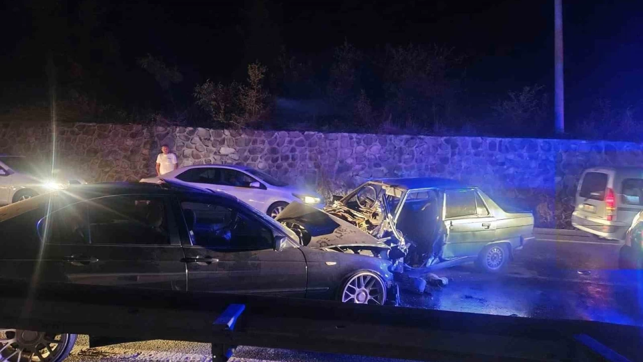 İki otomobil kafa kafaya çarpıştı: 1'i çocuk 4 yaralı