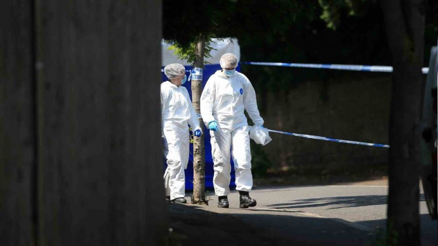 �ngiltere'de cadde ortas�nda 3 ki�inin cesedi bulundu