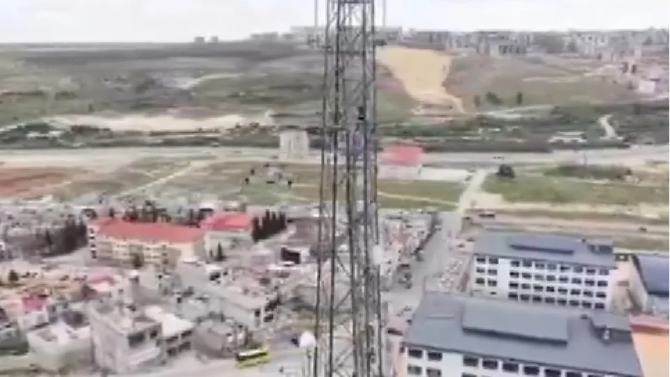 �ntihar i�in elektrik dire�ine ��kt�: Dron ile vazge�irildi