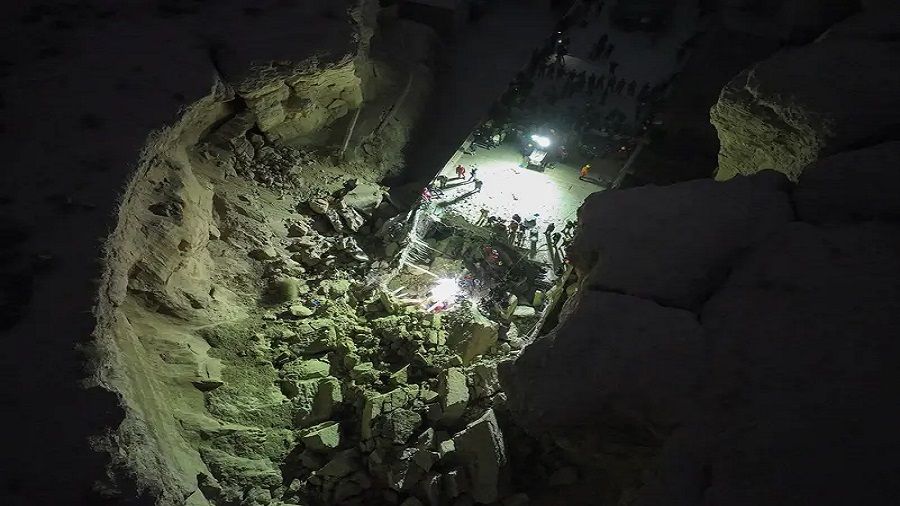 Irak'ta çöken türbeden 4 kişinin cansız bedeni çıkarıldı