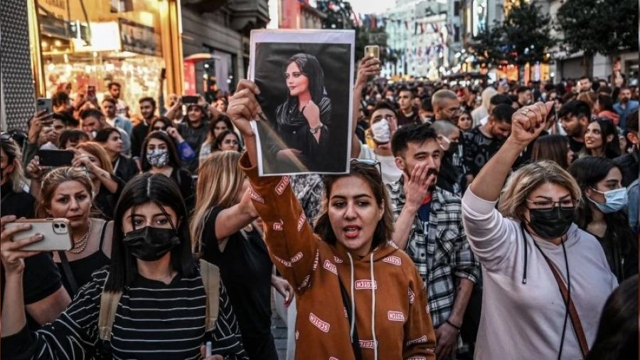 İran'da Mahsa Amini protestolarına katılan 22 bin göstericiye af çıktı