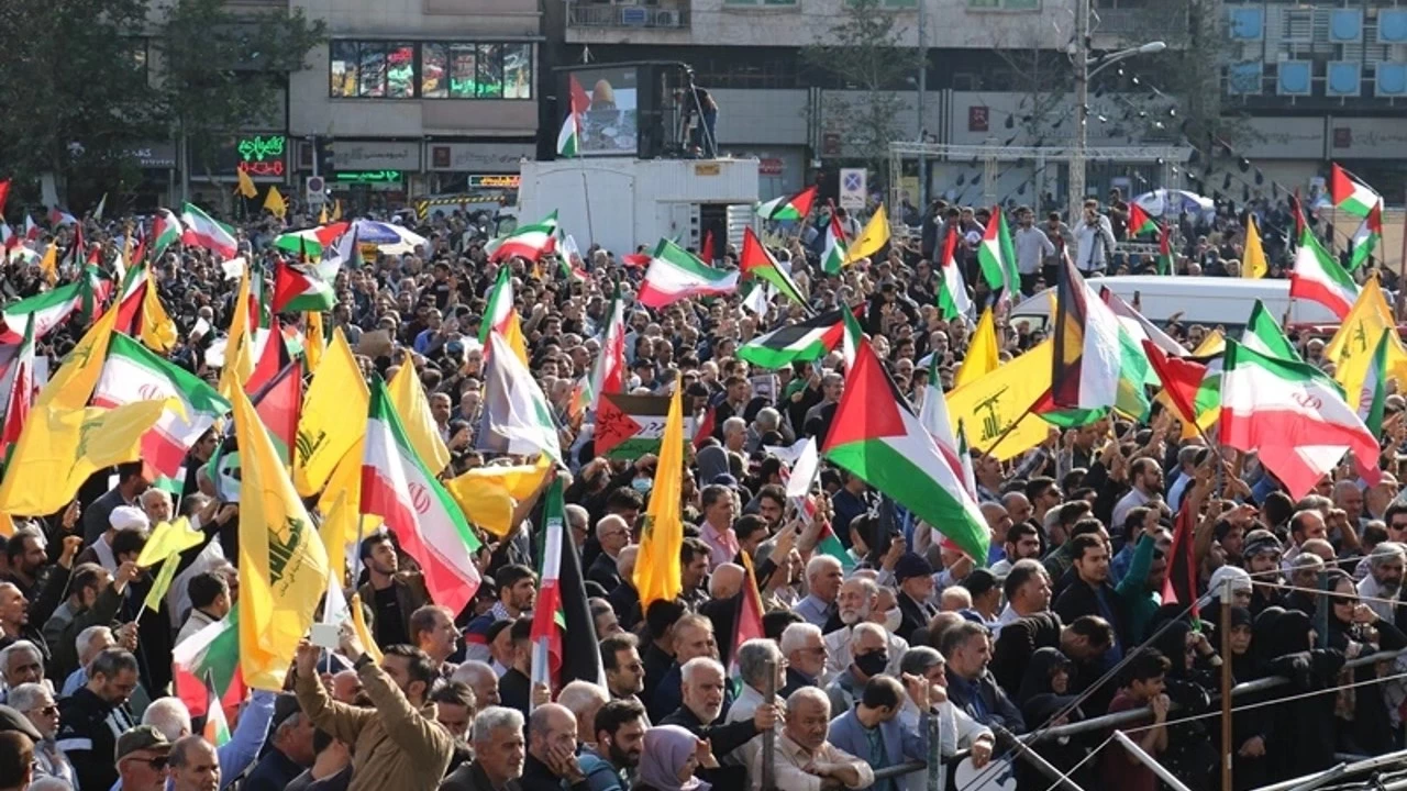İran'ın birçok kentinde İsrail'in saldırıları protesto edildi