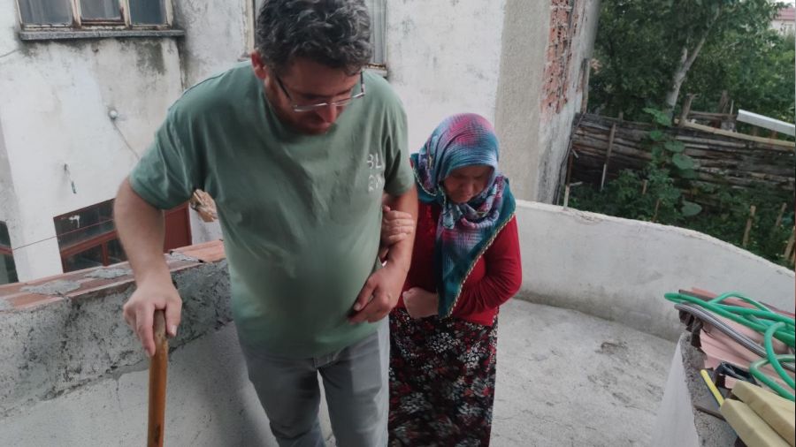 İşini bırakıp hayatını hastalıklarla mücadele eden ailesine adadı