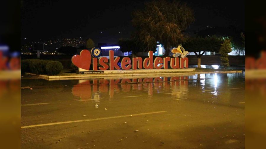 �skenderun'da deniz ta�t�, caddeler g�le d�nd�