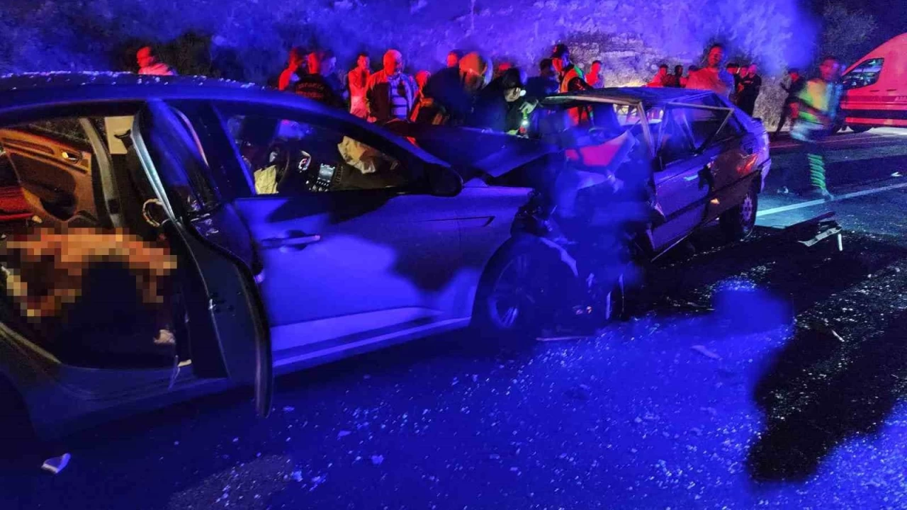 Isparta'da iki otomobil kafa kafaya �arp��t�