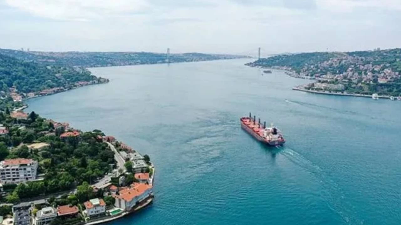 İstanbul Boğazı çift yönlü olarak gemi trafiğine kapatıldı