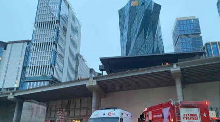 İstanbul Finans Merkezi'nde yangın, ekiplerin müdahalesi sürüyor.