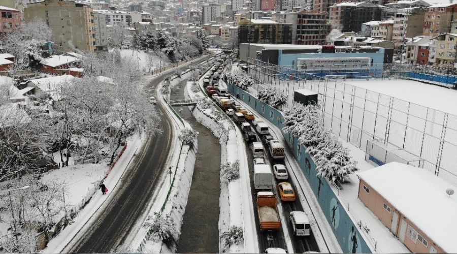 �stanbul'da kar trafi�i havadan g�r�nt�lendi