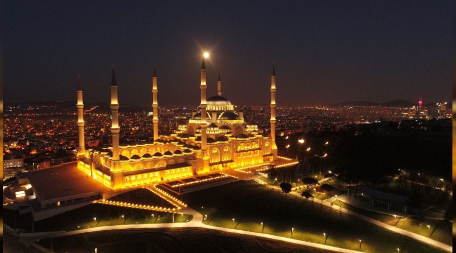 stanbul'da 'Sper Solucan Ay' manzaras