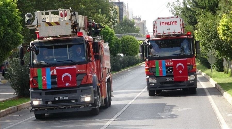 �tfaiye ekipleri Azerbaycan bayraklar�yla gezdi