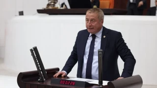 �Y� Parti Genel Ba�kan Yard�mc�s� Hakan �eref Olgun, parti de�i�tirmelere tepki g�stererek iktidara erken se�im �a�r�s� yapt�