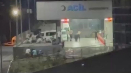 İzmir'de husumetliler acilin önünde çatıştı