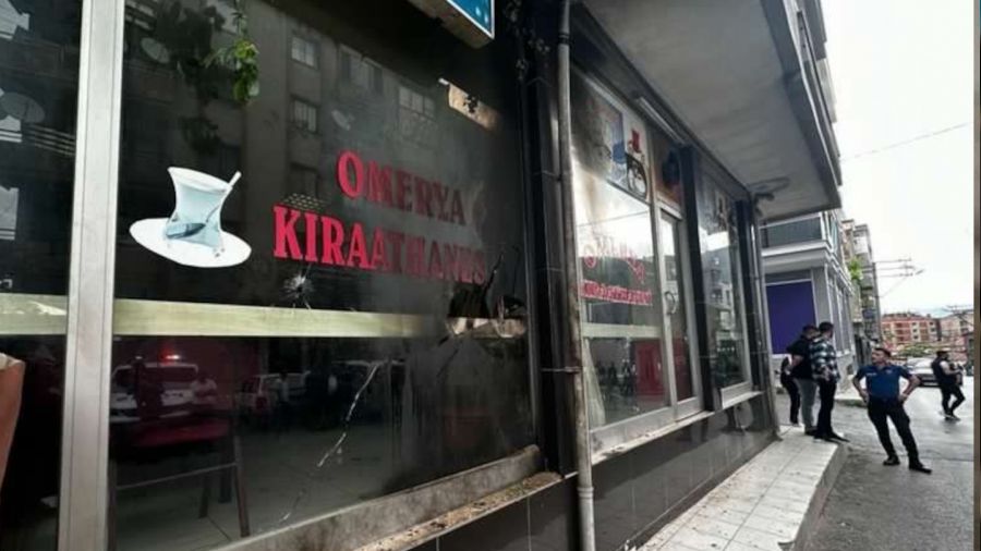 �zmir'de k�raathaneye molotoflu sald�r�