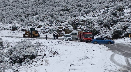 İzmir'de mahsur kalan araçlar kurtarıldı
