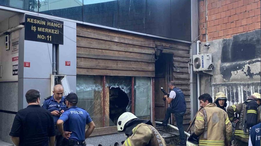 Kadıköy'de 3 katlı iş merkezinde yangın