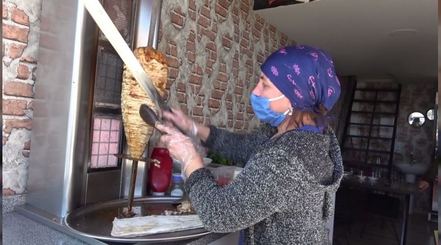 Kadın döner ustası parmakları yediriyor