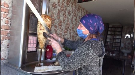 Kadın döner ustası parmakları yediriyor