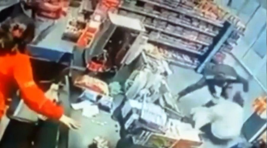 Kadına şiddet güvenlik kamerasında