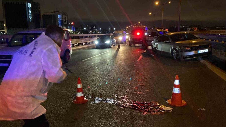 Kağıthane'de otoyolda duran otomobile çarpıp kaçtı: 1 ölü