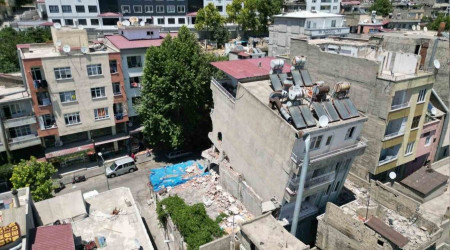 Kahramanmaraş'ta arkaya eğim alan apartman öylece duruyor