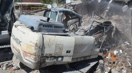 Kahramanmaraş'ta bir iş makinesi daha enkaz altında kaldı