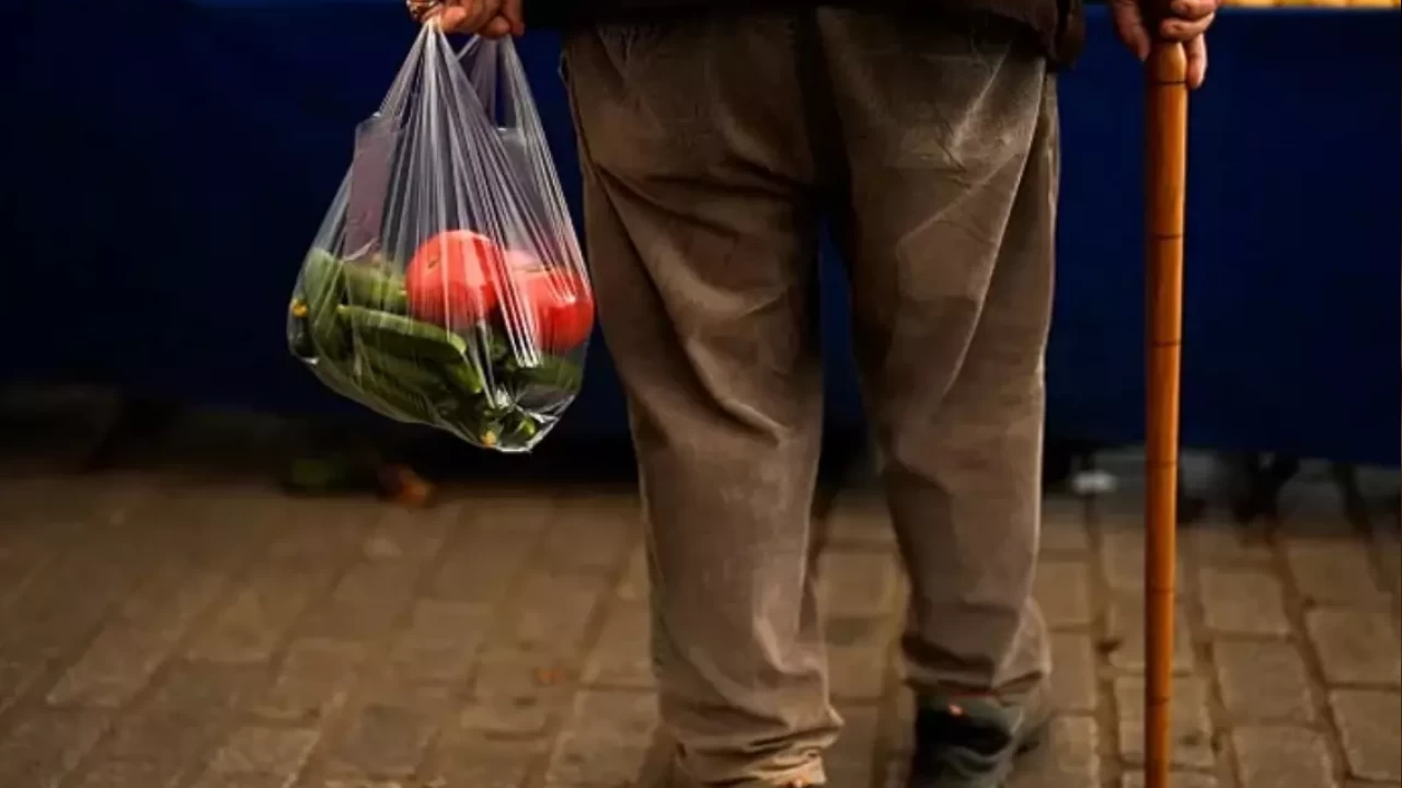 Kamu-Ar'ın açıkladığı açlık-yoksulluk araştırması, 2025 yılı için belirlenen 22 bin 104 TL yeni asgari ücretin daha uygulanmadan açlık sınırının altında kaldığını ortaya koydu