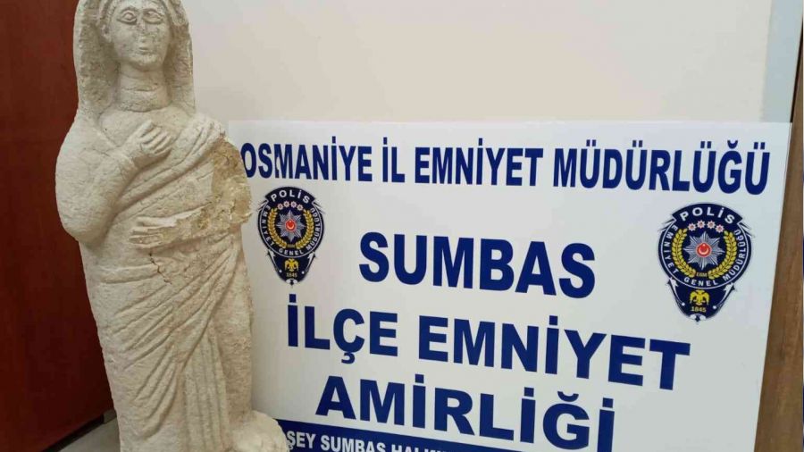 Kanalizasyon çalışması sırasında Roma dönemine ait heykel bulundu