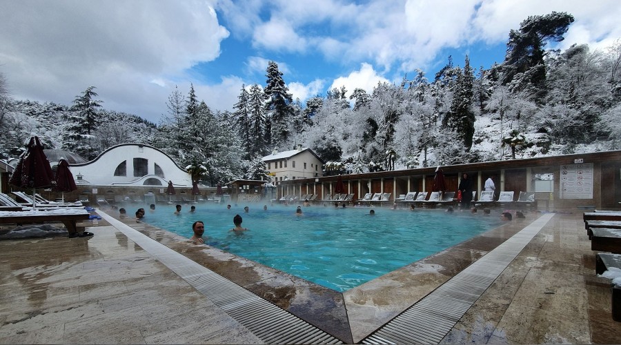 Kar alt�nda havuz keyfi