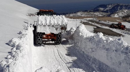Kar kalınlığı 1 metre olan Nemrut yolu açıldı